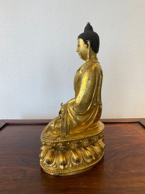 Een Chinese vergulde bronzen Boeddha Shakyamuni, wellicht Ming — foto 4