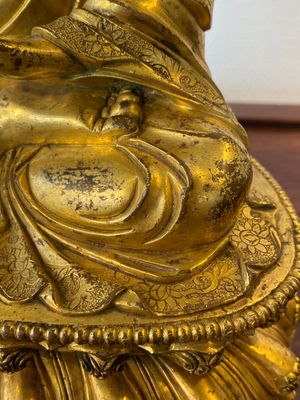 Een Chinese vergulde bronzen Boeddha Shakyamuni, wellicht Ming — foto 9
