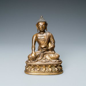 Een Chinese vergulde bronzen figuur van Boeddha, 17/18e eeuw — foto 1