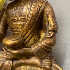 Een Chinese vergulde bronzen figuur van Boeddha, 17/18e eeuw — foto 13