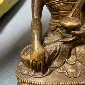 Een Chinese vergulde bronzen figuur van Boeddha, 17/18e eeuw — foto 15