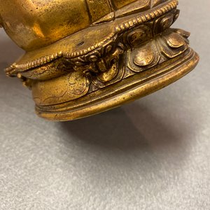 Een Chinese vergulde bronzen figuur van Boeddha, 17/18e eeuw — foto 18