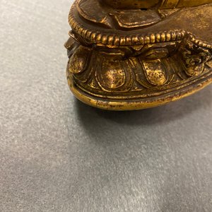 Een Chinese vergulde bronzen figuur van Boeddha, 17/18e eeuw — foto 19