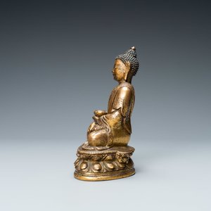 Een Chinese vergulde bronzen figuur van Boeddha, 17/18e eeuw — foto 3