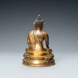 Een Chinese vergulde bronzen figuur van Boeddha, 17/18e eeuw — foto 4