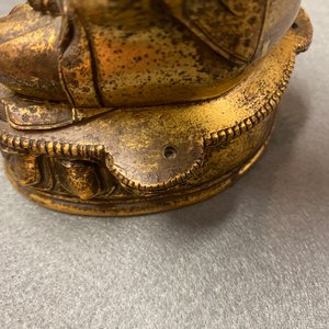 Een Chinese vergulde bronzen figuur van Boeddha, 17/18e eeuw — foto 9