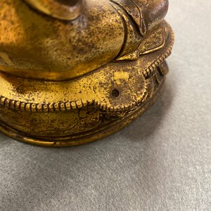 Een Chinese vergulde bronzen figuur van Boeddha, 17/18e eeuw — foto 10