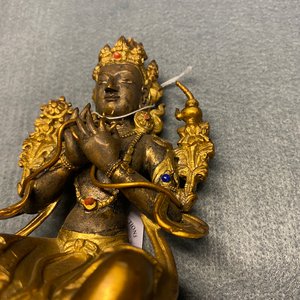 Een Chinese vergulde bronzen figuur van Boeddha, 18/19e eeuw — foto 12