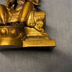 Een Chinese vergulde bronzen figuur van Boeddha, 18/19e eeuw — foto 14