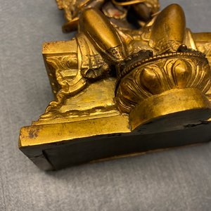 Een Chinese vergulde bronzen figuur van Boeddha, 18/19e eeuw — foto 15