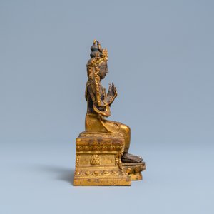 Een Chinese vergulde bronzen figuur van Boeddha, 18/19e eeuw — foto 2