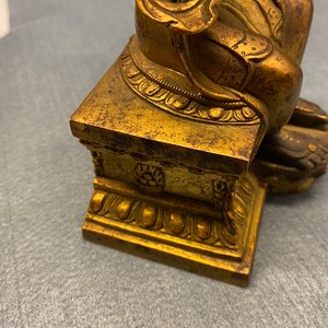 Een Chinese vergulde bronzen figuur van Boeddha, 18/19e eeuw — foto 28