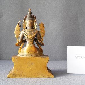Een Chinese vergulde bronzen figuur van Boeddha, 18/19e eeuw — foto 8