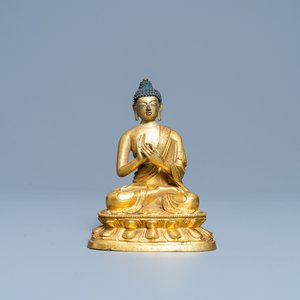 Een Chinese vergulde bronzen figuur van Boeddha, Kangxi — foto 1