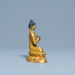 Een Chinese vergulde bronzen figuur van Boeddha, Kangxi — foto 5