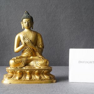 Een Chinese vergulde bronzen figuur van Boeddha, Kangxi — foto 8