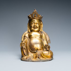 Een Chinese vergulde bronzen figuur van een zittende Boeddha, Ming — foto 1