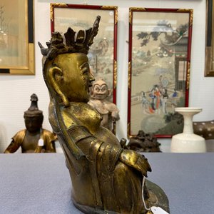 Een Chinese vergulde bronzen figuur van een zittende Boeddha, Ming — foto 12