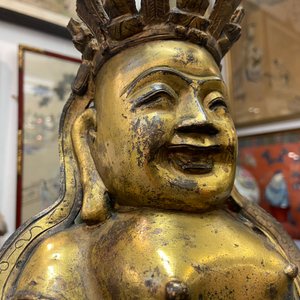Een Chinese vergulde bronzen figuur van een zittende Boeddha, Ming — foto 18