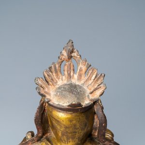 Een Chinese vergulde bronzen figuur van een zittende Boeddha, Ming — foto 6