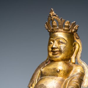 Een Chinese vergulde bronzen figuur van een zittende Boeddha, Ming — foto 7