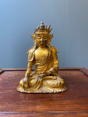 Een Chinese vergulde bronzen sculptuur van Shakyamuni Boeddha, 15/16e eeuw — foto 1