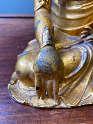 Een Chinese vergulde bronzen sculptuur van Shakyamuni Boeddha, 15/16e eeuw — foto 8