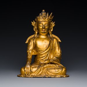 Een Chinese vergulde bronzen sculptuur van Shakyamuni Boeddha, 15/16e eeuw — foto 1