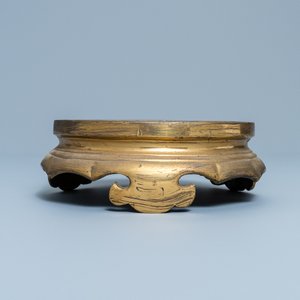 Een Chinese vergulde bronzen sokkel, 19e eeuw — foto 4