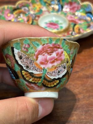 Een Chinese vergulde Canton famille rose kop en onderschotel met bloemen en vlinders, 19e eeuw — foto 2
