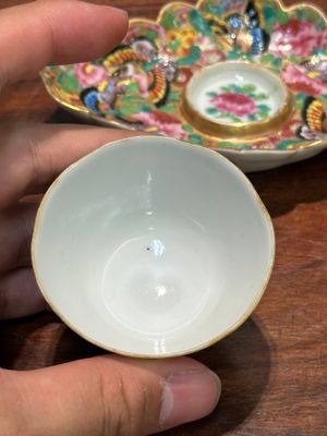 Een Chinese vergulde Canton famille rose kop en onderschotel met bloemen en vlinders, 19e eeuw — foto 8