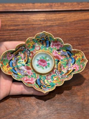 Een Chinese vergulde Canton famille rose kop en onderschotel met bloemen en vlinders, 19e eeuw — foto 9
