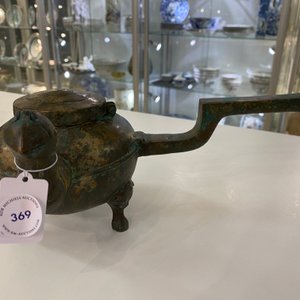 Een Chinese vergulde driepotige bronzen 'he' ketel met een vogelhoofd als tuit, Han — foto 11