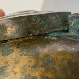 Een Chinese vergulde driepotige bronzen 'he' ketel met een vogelhoofd als tuit, Han — foto 14