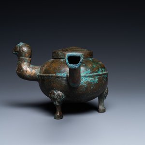 Een Chinese vergulde driepotige bronzen 'he' ketel met een vogelhoofd als tuit, Han — foto 5