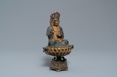 Een Chinese vergulde en deels polychrome bronzen figuur van Boeddha op een lotustroon, Qing