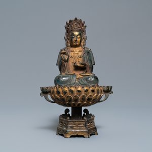Een Chinese vergulde en deels polychrome bronzen figuur van Boeddha op een lotustroon, Qing — foto 2