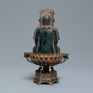 Een Chinese vergulde en deels polychrome bronzen figuur van Boeddha op een lotustroon, Qing — foto 4