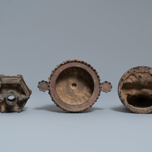 Een Chinese vergulde en deels polychrome bronzen figuur van Boeddha op een lotustroon, Qing — foto 6