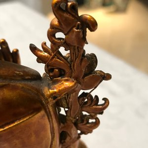 Een Chinese vergulde en gelakt houten figuur van Tsongkhapa, 18e eeuw — foto 11