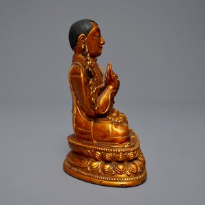 Een Chinese vergulde en gelakt houten figuur van Tsongkhapa, 18e eeuw — foto 2