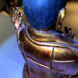 Een Chinese vergulde en gelakt houten figuur van Tsongkhapa, 18e eeuw — foto 8