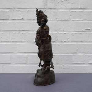 Een Chinese vergulde en gelakte bronzen figuur van Weituo, Ming — foto 11