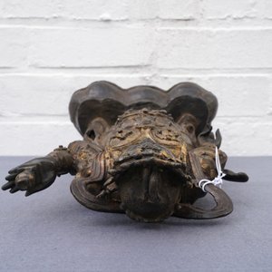 Een Chinese vergulde en gelakte bronzen figuur van Weituo, Ming — foto 13