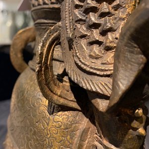 Een Chinese vergulde en gelakte bronzen figuur van Weituo, Ming — foto 23
