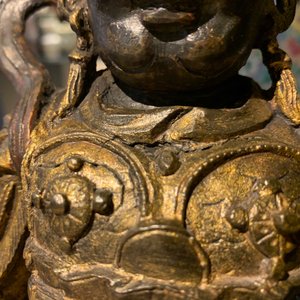 Een Chinese vergulde en gelakte bronzen figuur van Weituo, Ming — foto 30