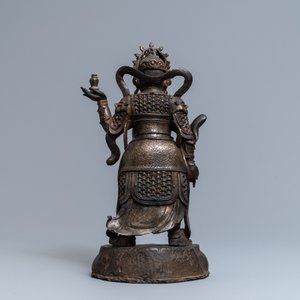 Een Chinese vergulde en gelakte bronzen figuur van Weituo, Ming — foto 4