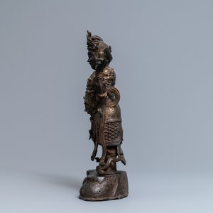 Een Chinese vergulde en gelakte bronzen figuur van Weituo, Ming — foto 5