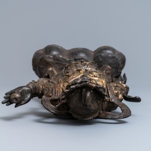 Een Chinese vergulde en gelakte bronzen figuur van Weituo, Ming — foto 7