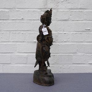 Een Chinese vergulde en gelakte bronzen figuur van Weituo, Ming — foto 9
